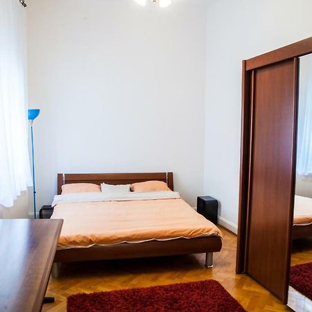 Inner City Apartment Дебрецен Екстериор снимка
