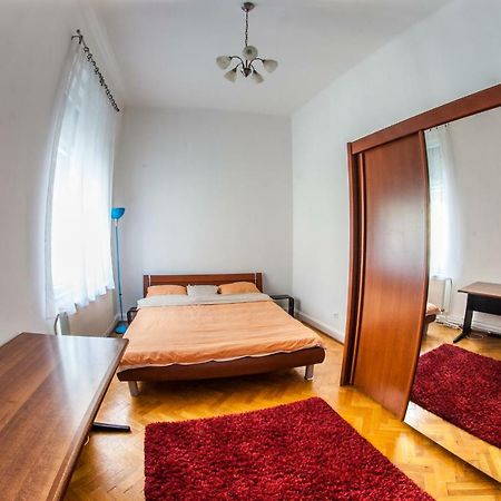 Inner City Apartment Дебрецен Екстериор снимка