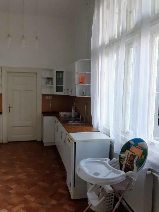 Inner City Apartment Дебрецен Екстериор снимка
