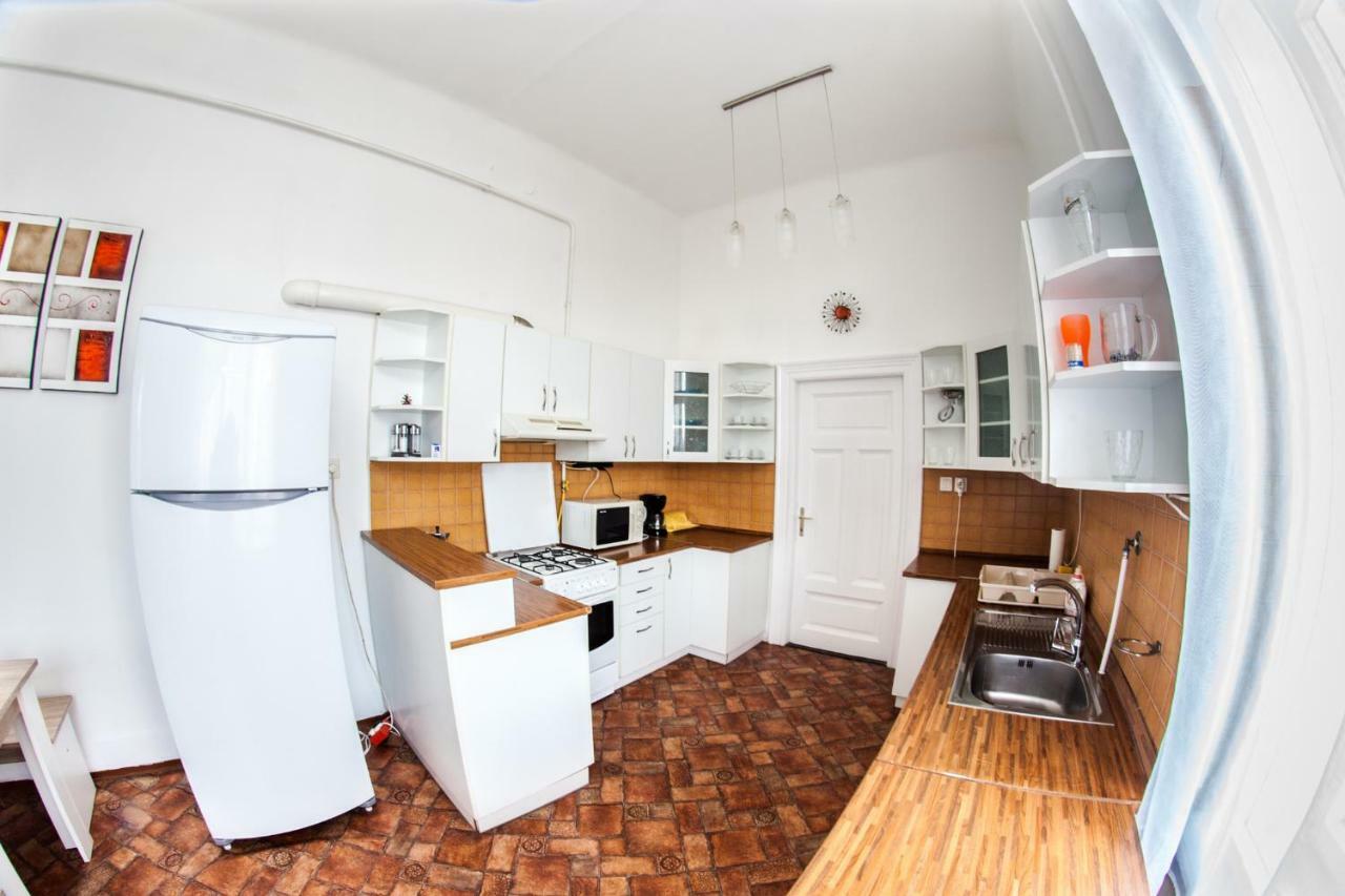 Inner City Apartment Дебрецен Екстериор снимка