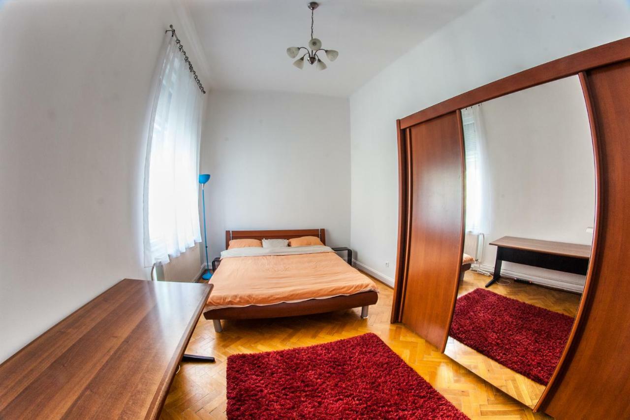 Inner City Apartment Дебрецен Екстериор снимка