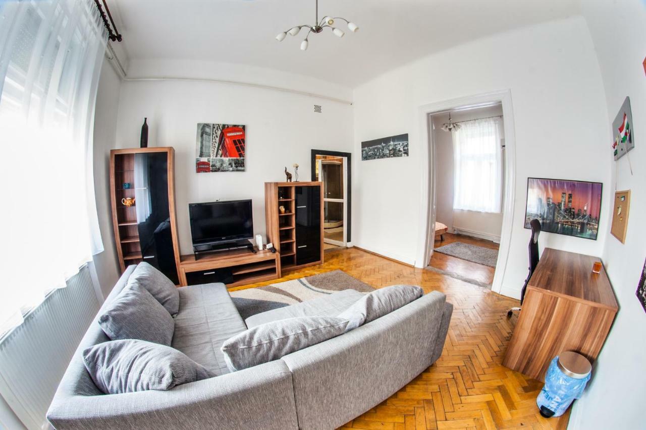 Inner City Apartment Дебрецен Екстериор снимка