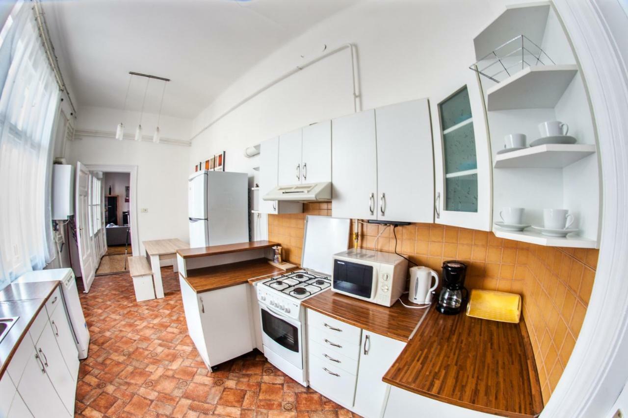 Inner City Apartment Дебрецен Екстериор снимка